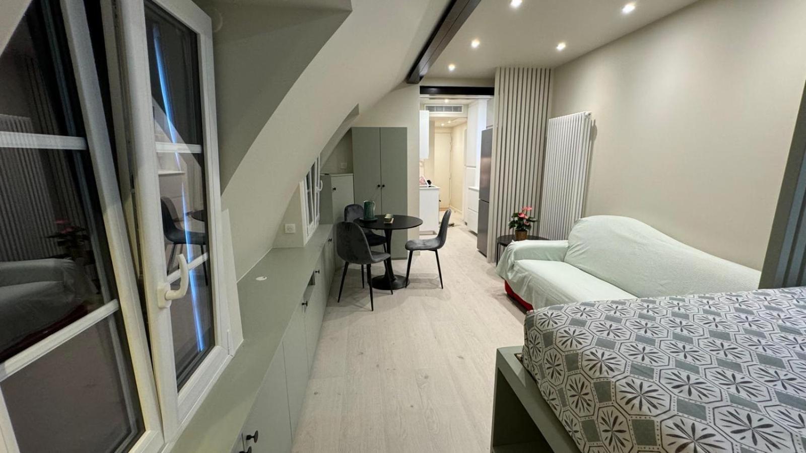 Renove Avec Vue Sur Les Toits De 7e Arrondissement Apartment Paris