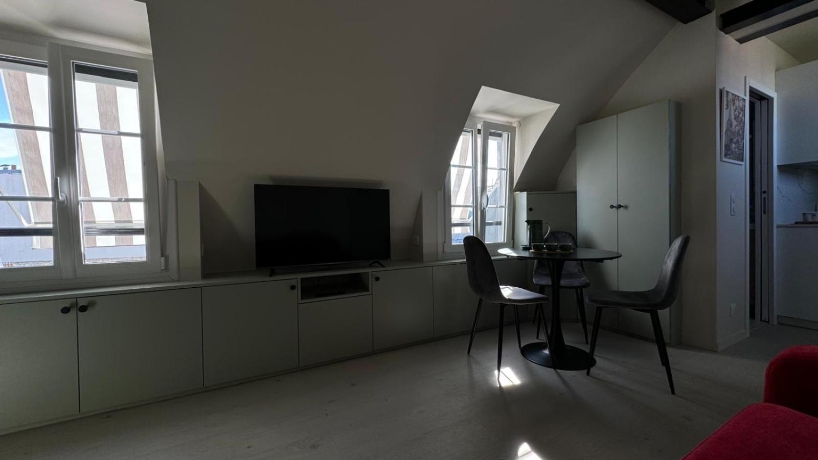 Renove Avec Vue Sur Les Toits De 7e Arrondissement Apartment